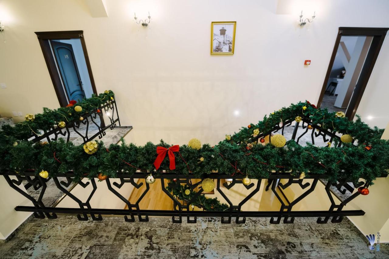 Hotel La Belle Epoque Petrosani Bagian luar foto